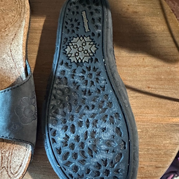 Patagonia sandals in navy suede. Size 7 - Picture 2 of 4